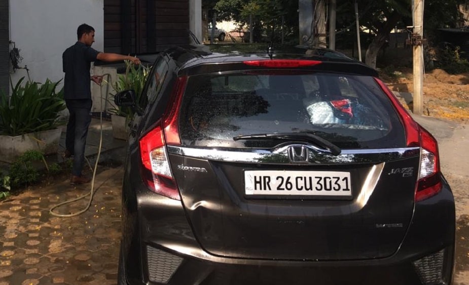 गेल्या बुधवारी कोहलीच्या घराबाहेर कार धुतली जात होती. त्यावेळी पालिकेची अधिकारी त्याठिकाणी पोहचले आणि कोलहीच्या कारची 500 रुपयांची पावती फाडली. गेल्या बुधवारी कोहलीच्या घराबाहेर कार धुतली जात होती. त्यावेळी पालिकेची अधिकारी त्याठिकाणी पोहचले आणि कोलहीच्या कारची 500 रुपयांची पावती फाडली.