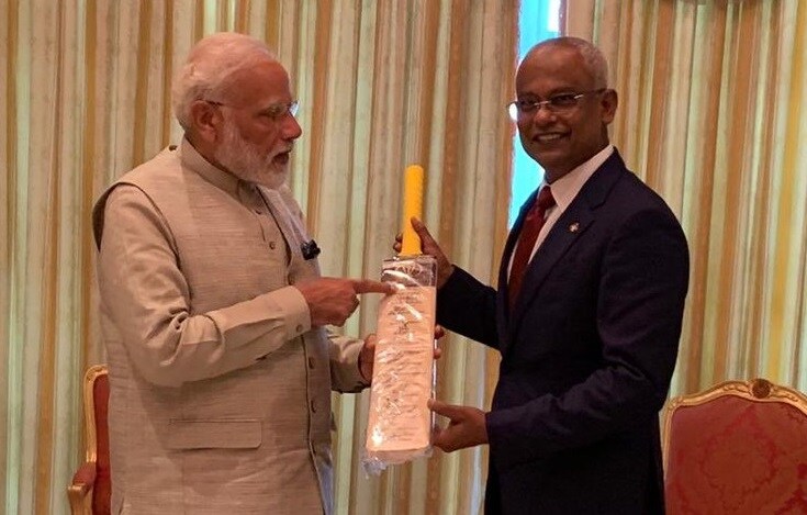 परराष्ट्र सचिव विजय गोखले यांनी मोदींच्या दौऱ्याआधी सांगितले होते की भारत क्रिकेटमध्ये मालदीवला मदत करू शकतो. त्यात त्यांना स्टेडियम बांधण्यासाठीच्या आर्थिक मदतीचाही समावेश असेल. भारताकडून मालदीवला दिलेल्या प्रस्तावात त्यांच्या देशातील खेळाडूंना भारतात प्रशिक्षण देण्याचाही विचार आहे. याशिवाय इतर स्टाफलाही प्रशिक्षण दिलं जाईल. आयसीसीनं मालदीवला 2019 मध्ये असोसिएट मेंबरचा दर्जा दिला आहे. परराष्ट्र सचिव विजय गोखले यांनी मोदींच्या दौऱ्याआधी सांगितले होते की भारत क्रिकेटमध्ये मालदीवला मदत करू शकतो. त्यात त्यांना स्टेडियम बांधण्यासाठीच्या आर्थिक मदतीचाही समावेश असेल. भारताकडून मालदीवला दिलेल्या प्रस्तावात त्यांच्या देशातील खेळाडूंना भारतात प्रशिक्षण देण्याचाही विचार आहे. याशिवाय इतर स्टाफलाही प्रशिक्षण दिलं जाईल. आयसीसीनं मालदीवला 2019 मध्ये असोसिएट मेंबरचा दर्जा दिला आहे.