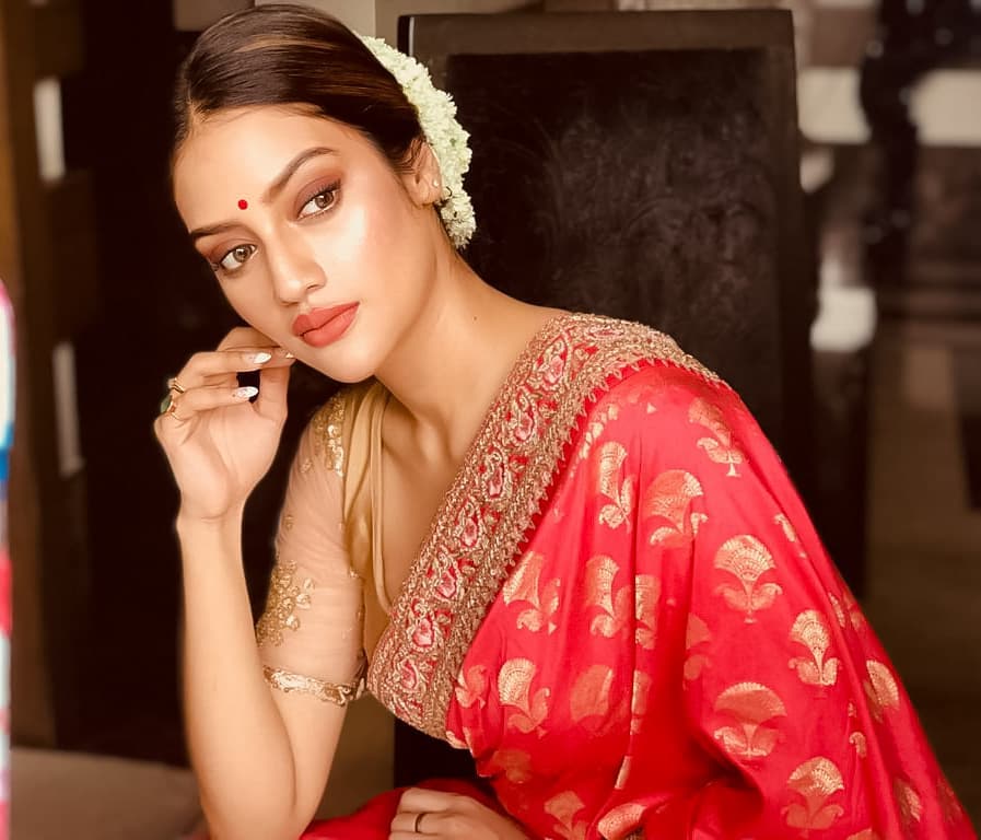 बंगाली सिनेसृष्टीतील प्रसिद्ध अभिनेत्री आणि पश्चिम बंगाल येथील बशीरघाटकडून तृणमूल काँग्रेसची खासदार नुसरत जहां लग्नबंधनात अडकली. बुधवारी तिने हिंदू पद्धतीने लग्न केलं. बंगाली सिनेसृष्टीतील प्रसिद्ध अभिनेत्री आणि पश्चिम बंगाल येथील बशीरघाटकडून तृणमूल काँग्रेसची खासदार नुसरत जहां लग्नबंधनात अडकली. बुधवारी तिने हिंदू पद्धतीने लग्न केलं.