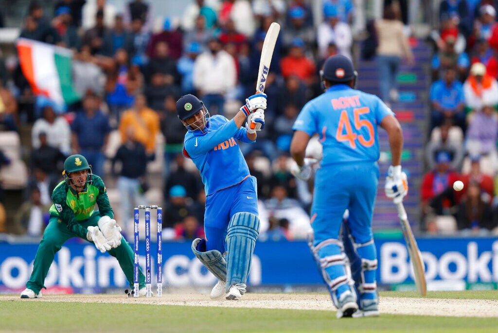 ICC World Cupमध्ये पहिल्या दक्षिण आफ्रिकेविरोधात भारतीय संघानं पहिला सामना जिंकत विजयी सलामी दिली. या सामन्यात धोनीची खेळी महत्त्वाची ठरली. (PC-AP) ICC World Cupमध्ये पहिल्या दक्षिण आफ्रिकेविरोधात भारतीय संघानं पहिला सामना जिंकत विजयी सलामी दिली. या सामन्यात धोनीची खेळी महत्त्वाची ठरली. (PC-AP)