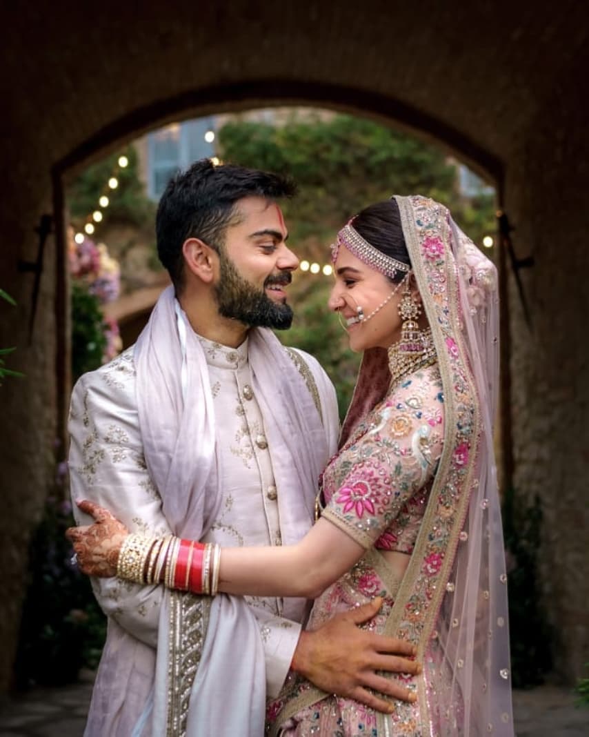 अनुष्का शर्मा- विराट कोहलीः दोघांनी ११ सप्टेंबर २०१७ मध्ये इटलीत डेस्टिनेशन वेडिंग केलं होतं. इटलीतील टसकनी शहरातील पर्वतरांगांमध्ये वसलेल्या बोर्गो फिनोशीटो रिझॉर्टमध्ये त्यांनी पारंपरिक पद्धतीने लग्न केलं. वेन्यूपासून विरुष्काच्या कपडे, अंगठी आणि रिसेप्शनपर्यंत भरपूर पैसा खर्च करण्यात आला. स्पॉटबॉयने प्रसिद्ध केलेल्या वृत्तानुसार, अनुष्काच्या साखरपुड्याची अंगठी सुमारे १ कोटी रुपयांची होती. तर तिचा लग्नातील लेहंगा ४० ते ४५ लाखांचा होता. अनुष्का शर्मा- विराट कोहलीः दोघांनी ११ सप्टेंबर २०१७ मध्ये इटलीत डेस्टिनेशन वेडिंग केलं होतं. इटलीतील टसकनी शहरातील पर्वतरांगांमध्ये वसलेल्या बोर्गो फिनोशीटो रिझॉर्टमध्ये त्यांनी पारंपरिक पद्धतीने लग्न केलं. वेन्यूपासून विरुष्काच्या कपडे, अंगठी आणि रिसेप्शनपर्यंत भरपूर पैसा खर्च करण्यात आला. स्पॉटबॉयने प्रसिद्ध केलेल्या वृत्तानुसार, अनुष्काच्या साखरपुड्याची अंगठी सुमारे १ कोटी रुपयांची होती. तर तिचा लग्नातील लेहंगा ४० ते ४५ लाखांचा होता.