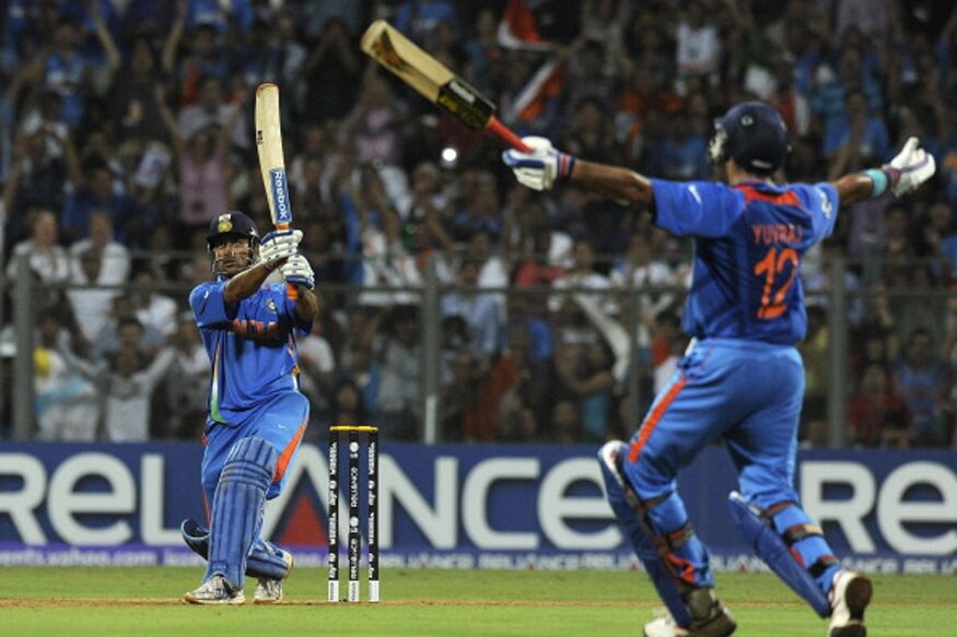 2011मध्ये धोनीच्या नेतृत्वाखाली भारतीय संघाने विजेतेपद पटकावले होते. धोनीचा हा चौथी विश्वचषक स्पर्धा आहे. 2007च्या वर्ल्डकपमध्ये धोनी केवळ 29 धावा केल्या होत्या. 2011च्या स्पर्धेत 7 डावात त्याने 150 धावा केल्या होत्या. पण श्रीलंकेविरुद्धच्या अंतिम सामन्यात त्याने 91 धावांची खेळी केली होती. त्याच्या या खेळीमुळेच भारताने 1983नंतर विजेतेपद मिळवले होते. 2015च्या वर्ल्डकपमध्ये ग्रुप स्टेजमध्ये सर्व सामने जिंकणारा धोनी पहिला भारतीय कर्णधार ठरला होता. झिम्बाब्वे विरुद्ध धोनीने 85 धावा केल्या होत्या. न्यूझीलंडच्या भूमीवर भारतीय कर्णधाराची ही सर्वोत्तम खेळी आहे. 2011मध्ये धोनीच्या नेतृत्वाखाली भारतीय संघाने विजेतेपद पटकावले होते. धोनीचा हा चौथी विश्वचषक स्पर्धा आहे. 2007च्या वर्ल्डकपमध्ये धोनी केवळ 29 धावा केल्या होत्या. 2011च्या स्पर्धेत 7 डावात त्याने 150 धावा केल्या होत्या. पण श्रीलंकेविरुद्धच्या अंतिम सामन्यात त्याने 91 धावांची खेळी केली होती. त्याच्या या खेळीमुळेच भारताने 1983नंतर विजेतेपद मिळवले होते. 2015च्या वर्ल्डकपमध्ये ग्रुप स्टेजमध्ये सर्व सामने जिंकणारा धोनी पहिला भारतीय कर्णधार ठरला होता. झिम्बाब्वे विरुद्ध धोनीने 85 धावा केल्या होत्या. न्यूझीलंडच्या भूमीवर भारतीय कर्णधाराची ही सर्वोत्तम खेळी आहे.