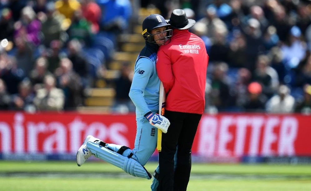 ICC Cricket World Cup 2019 बांगलादेशविरुद्ध इंग्लंडने 50 षटकांत 386 धावांचा डोंगर उभा केला. जेसन रॉयने केलेल्या 153 धावांच्या जोरावर इंग्लंडनं ही मोठी धावसंख्या उभारली. ICC Cricket World Cup 2019 बांगलादेशविरुद्ध इंग्लंडने 50 षटकांत 386 धावांचा डोंगर उभा केला. जेसन रॉयने केलेल्या 153 धावांच्या जोरावर इंग्लंडनं ही मोठी धावसंख्या उभारली.