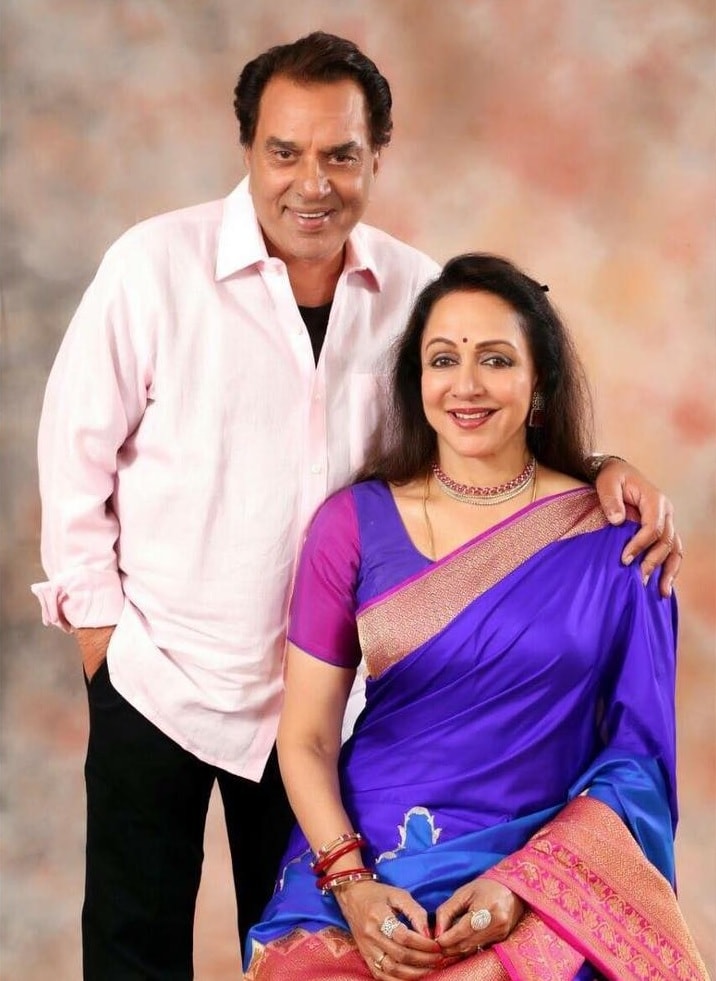 अभिनेता धर्मेंद्र यांनी 1979 मध्ये अभिनेत्री हेमा मालिनीशी लग्न केलं. पण त्याआधी त्यांचं लग्न प्रकाश कौर यांच्याशी लग्न झालं होतं. धर्मेंद्र आणि हेमा यांना इशा आणि अहाना अशा दोन मुली आहेत. अभिनेता धर्मेंद्र यांनी 1979 मध्ये अभिनेत्री हेमा मालिनीशी लग्न केलं. पण त्याआधी त्यांचं लग्न प्रकाश कौर यांच्याशी लग्न झालं होतं. धर्मेंद्र आणि हेमा यांना इशा आणि अहाना अशा दोन मुली आहेत.