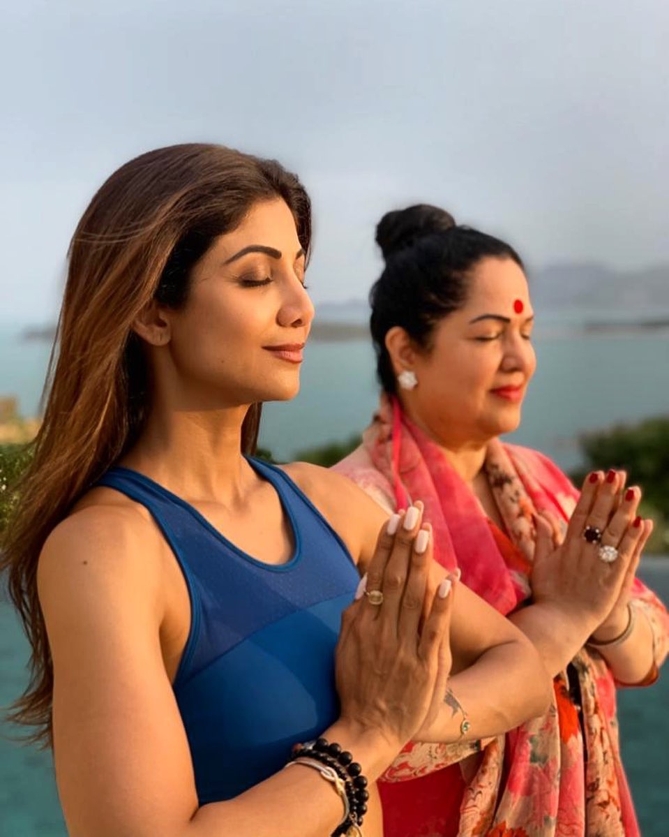 शिल्पा शेट्टी- शिल्पा तिच्या फिटनेससाठी फार प्रसिद्ध आहे. एका मुलाची आई असूनही शिल्पाचा फिटनेस वाखाण्याजोगा आहे. ती याचं सारं श्रेय योगला देते. ४४ वर्षीय शिल्पाने एका मुलाखतीत म्हटलं की, योग साधनेमुळे तिचं आयुष्य खऱ्या अर्थाने रुळावर आलं आहे. शिल्पा शेट्टी- शिल्पा तिच्या फिटनेससाठी फार प्रसिद्ध आहे. एका मुलाची आई असूनही शिल्पाचा फिटनेस वाखाण्याजोगा आहे. ती याचं सारं श्रेय योगला देते. ४४ वर्षीय शिल्पाने एका मुलाखतीत म्हटलं की, योग साधनेमुळे तिचं आयुष्य खऱ्या अर्थाने रुळावर आलं आहे.