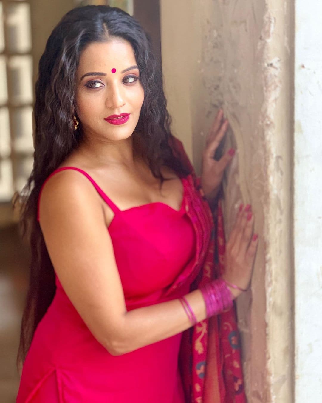 स्टार प्लस वरील मालिका 'नजर'मध्ये मोनालिसा मोहनाची भूमिका साकारत आहे. जी एक डायन आहे. या मालिकेत मोनालिसानं काही अॅक्शन सीनही दिले आहेत. स्टार प्लस वरील मालिका 'नजर'मध्ये मोनालिसा मोहनाची भूमिका साकारत आहे. जी एक डायन आहे. या मालिकेत मोनालिसानं काही अॅक्शन सीनही दिले आहेत.