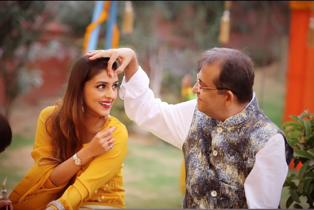 सध्या सोशल मीडियावर आरती आणि विशारदच्या लग्नातले फोटो व्हायरल होत आहेत. विशारद ऑस्ट्रेलियामध्ये टॅक्स कंसल्टंटची नोकरी करतो. दोघांच्या लग्नाचे फोटो सध्या सोशल मीडियावर व्हायरल झाले आहेत. लाल लेहंग्यामध्ये आरती फारच सुंदर दिसते. सध्या सोशल मीडियावर आरती आणि विशारदच्या लग्नातले फोटो व्हायरल होत आहेत. विशारद ऑस्ट्रेलियामध्ये टॅक्स कंसल्टंटची नोकरी करतो. दोघांच्या लग्नाचे फोटो सध्या सोशल मीडियावर व्हायरल झाले आहेत. लाल लेहंग्यामध्ये आरती फारच सुंदर दिसते.
