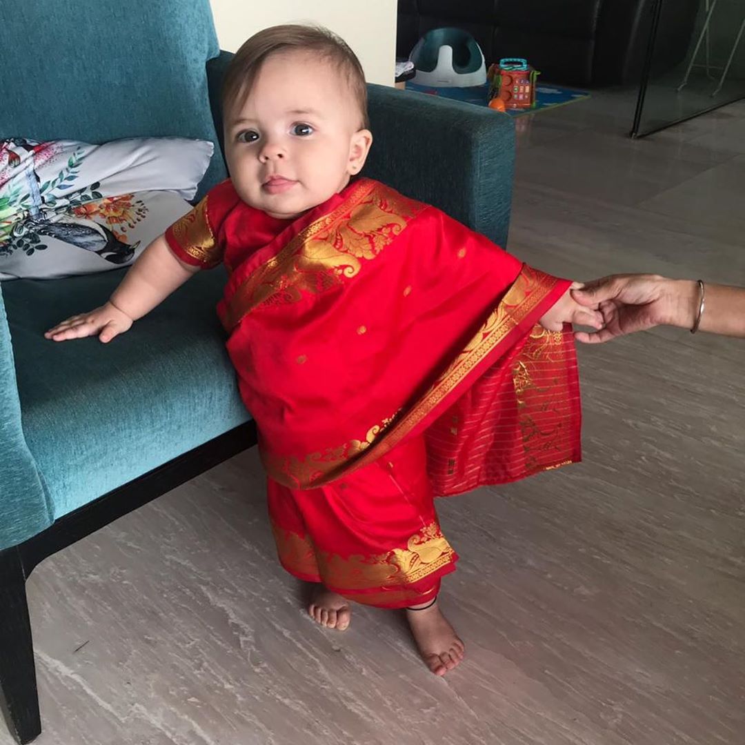 लिसा स्वतः एका बंगाली कुटुंबात लहानाची मोठी झाली. त्यामुळे लिसा तिच्या मुलींनाही अनेकदा पारंपरिक साड्यांमध्ये नटवताना दिसते. लिसा स्वतः एका बंगाली कुटुंबात लहानाची मोठी झाली. त्यामुळे लिसा तिच्या मुलींनाही अनेकदा पारंपरिक साड्यांमध्ये नटवताना दिसते.