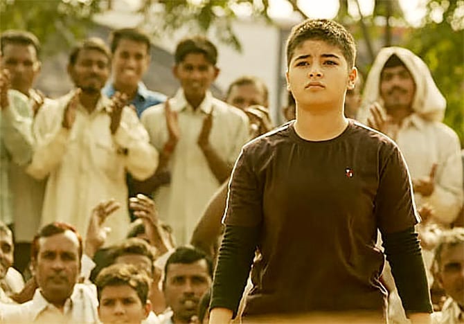 जेव्हा झायराला दंगल सिनेमासाठी विचारण्यात आले तेव्हा तिच्या आई- बाबांनी बॉलिवूडमध्ये काम करण्याच्या तिच्या निर्णयाला विरोध केला. पण झायराच्या शाळेच्या मुख्याध्यापकांनी आणि काकूने आई- वडिलांना समजावलं. जेव्हा झायराला दंगल सिनेमासाठी विचारण्यात आले तेव्हा तिच्या आई- बाबांनी बॉलिवूडमध्ये काम करण्याच्या तिच्या निर्णयाला विरोध केला. पण झायराच्या शाळेच्या मुख्याध्यापकांनी आणि काकूने आई- वडिलांना समजावलं.