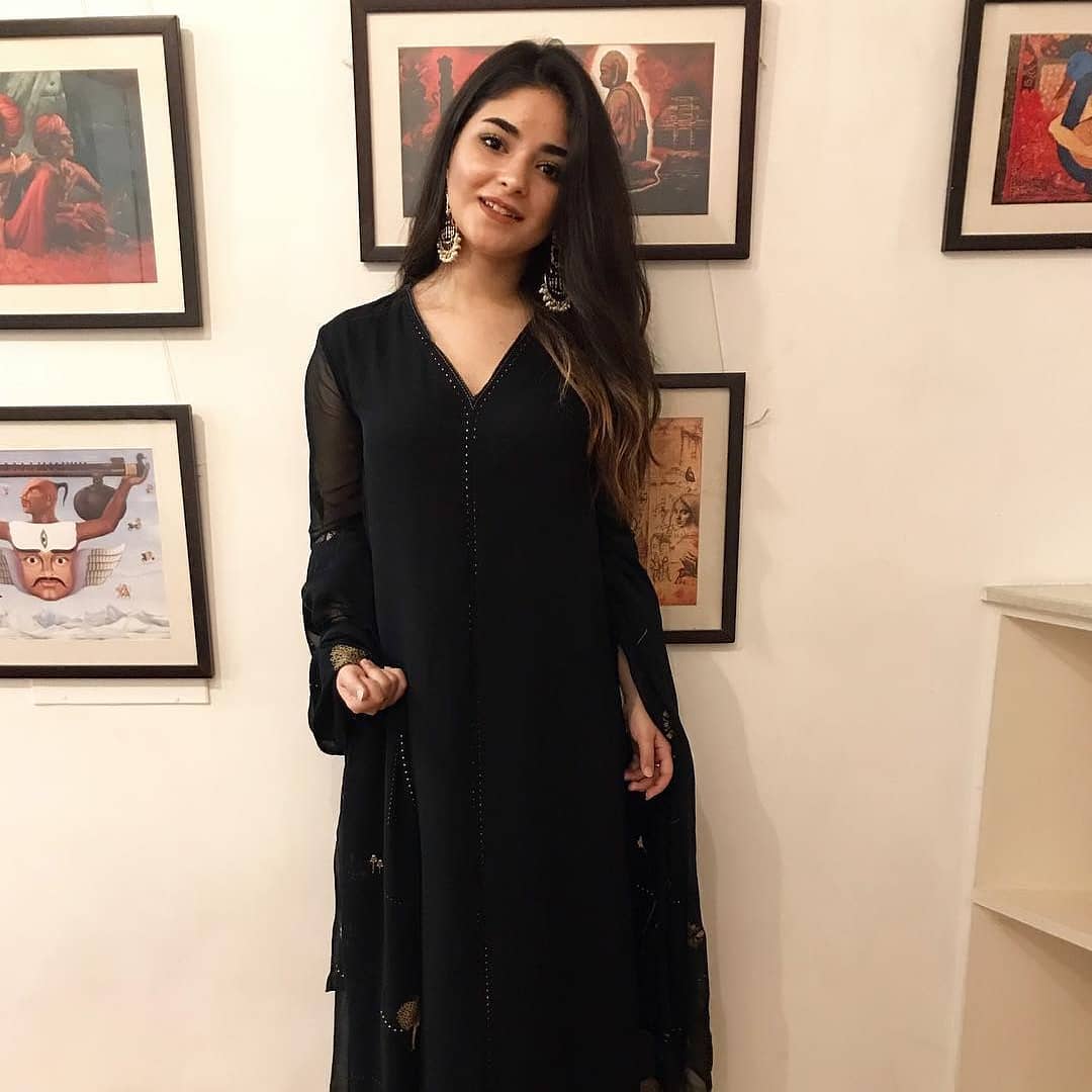 दंगल सिनेमासाठी झायराची निवड १९ हजार मुलींमधून निवड करण्यात आली होती. दंगल सिनेमात काम करण्यापूर्वी तिने टाटा स्काय आणि नोकिया लुमिया या प्रोडक्टच्या जाहिरातीही केल्या होत्या. दंगल सिनेमासाठी झायराची निवड १९ हजार मुलींमधून निवड करण्यात आली होती. दंगल सिनेमात काम करण्यापूर्वी तिने टाटा स्काय आणि नोकिया लुमिया या प्रोडक्टच्या जाहिरातीही केल्या होत्या.