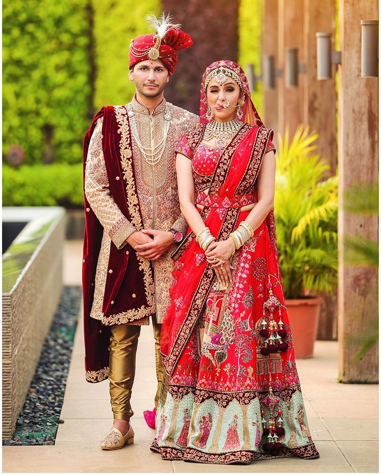 सध्या बॉलिवूडमध्ये वेडिंग सीझन सुरू असून अजून एक अभिनेत्री बोहल्यावर चढली. बॉलिवूड अभिनेत्री आरती छाबडियाने नुकतंच गुपचुप लग्न केलं. आरतीने विशारदशी लग्न केलं. सध्या बॉलिवूडमध्ये वेडिंग सीझन सुरू असून अजून एक अभिनेत्री बोहल्यावर चढली. बॉलिवूड अभिनेत्री आरती छाबडियाने नुकतंच गुपचुप लग्न केलं. आरतीने विशारदशी लग्न केलं.