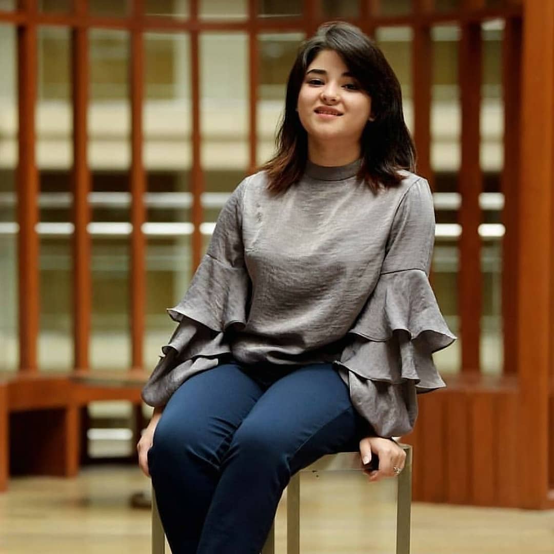 आमिर खानचा सुपरहिट सिनेमा ‘दंगल’मधून बॉलिवूडमध्ये पदार्पण करणारी अभिनेत्री झायरा वसीमचा ‘द स्काय इज पिंक’ हा सिनेमा लवकरच प्रेक्षकांच्या भेटीला येत आहे. पण त्यापूर्वी झायरानं नुकताच एक धक्कादायक खुलासा केला आहे. आमिर खानचा सुपरहिट सिनेमा ‘दंगल’मधून बॉलिवूडमध्ये पदार्पण करणारी अभिनेत्री झायरा वसीमचा ‘द स्काय इज पिंक’ हा सिनेमा लवकरच प्रेक्षकांच्या भेटीला येत आहे. पण त्यापूर्वी झायरानं नुकताच एक धक्कादायक खुलासा केला आहे.