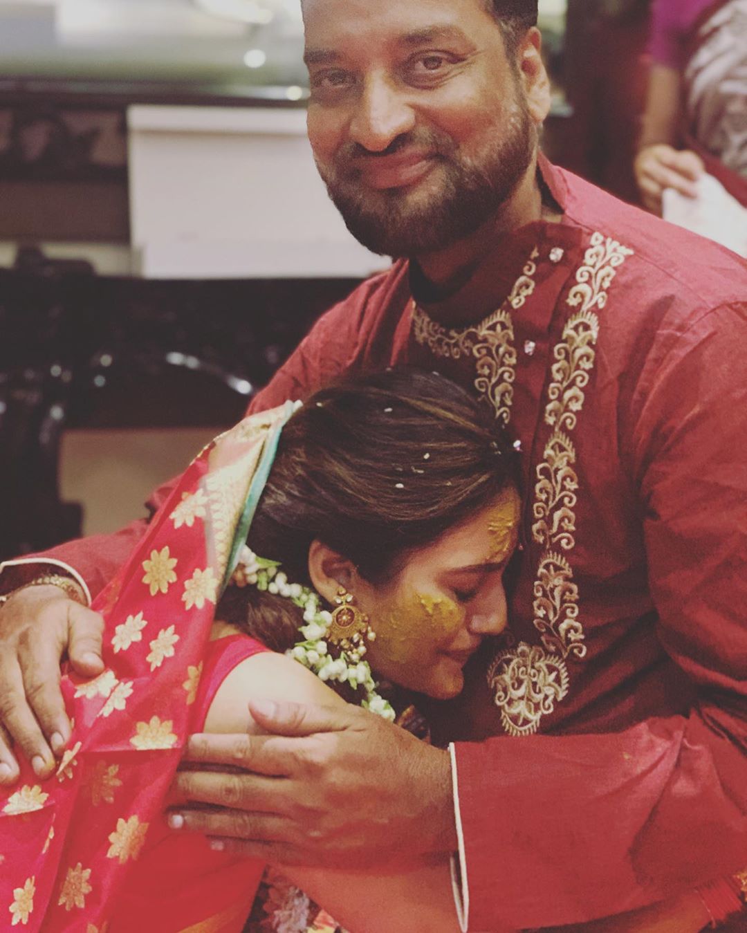 नुसरतच्या लग्नातला हा तिच्या वडिलांबरोबरचा फोटो तिने शेअर केला होता. तोही सोशल मीडियावर सगळीकडे फिरला. नुसरतच्या लग्नातला हा तिच्या वडिलांबरोबरचा फोटो तिने शेअर केला होता. तोही सोशल मीडियावर सगळीकडे फिरला.