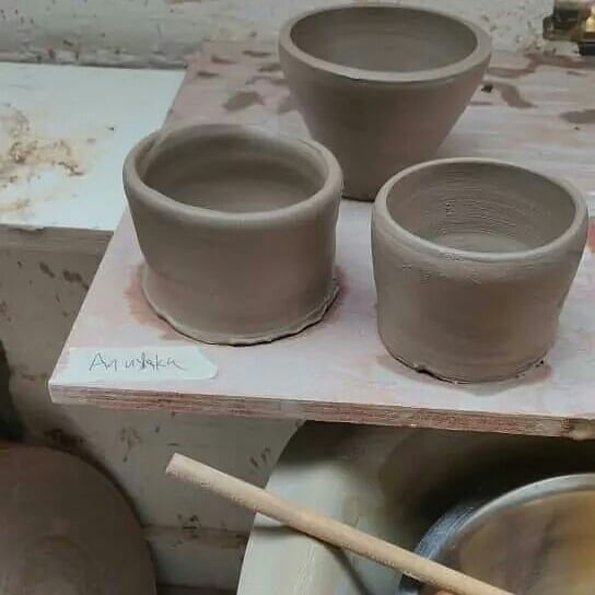 अनुष्कानं लंडनमध्ये पॉटरी क्लास लावला असून ती नियमित या क्लासला जाते. या क्लासमध्ये ती मातीची भांडी बनवायला शिकत आहे. अनुष्कानं लंडनमध्ये पॉटरी क्लास लावला असून ती नियमित या क्लासला जाते. या क्लासमध्ये ती मातीची भांडी बनवायला शिकत आहे.