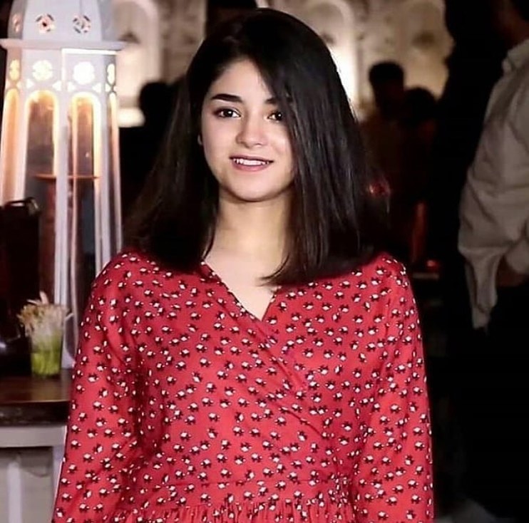 फार कमी वयात ‘दंगल’ आणि ‘सिक्रेट सुपरस्टार’ यांसारखे हिट सिनेमे देणाऱ्या झायरानं अचानकपणे बॉलिवूड सोडत असल्याचा खुलासा तिच्या सोशल मीडिया पोस्टमध्ये केला. फार कमी वयात ‘दंगल’ आणि ‘सिक्रेट सुपरस्टार’ यांसारखे हिट सिनेमे देणाऱ्या झायरानं अचानकपणे बॉलिवूड सोडत असल्याचा खुलासा तिच्या सोशल मीडिया पोस्टमध्ये केला.