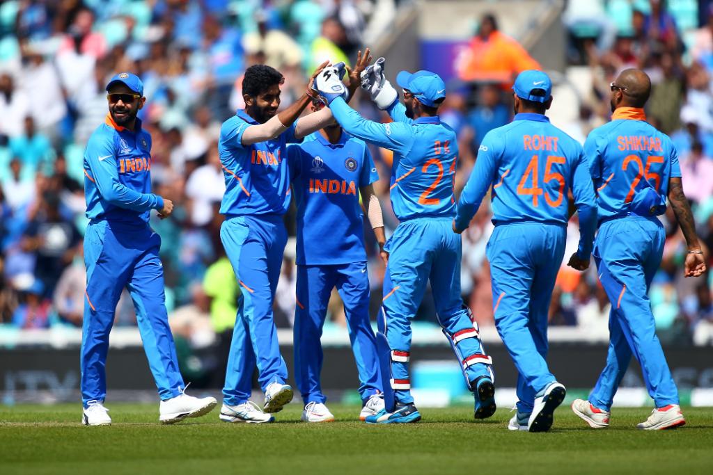 विराटच्या नेतृत्वाखाली खेळणाऱ्या भारतीय संघानं दक्षिण आफ्रिका आणि ऑस्ट्रेलिया यांना नमवल्यानंतर आता भारतीय संघापुढे न्यूझीलंडच्या संघाचे आव्हान असणार आहे. भारत आणि न्यूझीलंड यांच्यात झालेल्या सराव सामन्यात भारताला मानहानीकारक पराभव सहन करावा लागला होता. विराटच्या नेतृत्वाखाली खेळणाऱ्या भारतीय संघानं दक्षिण आफ्रिका आणि ऑस्ट्रेलिया यांना नमवल्यानंतर आता भारतीय संघापुढे न्यूझीलंडच्या संघाचे आव्हान असणार आहे. भारत आणि न्यूझीलंड यांच्यात झालेल्या सराव सामन्यात भारताला मानहानीकारक पराभव सहन करावा लागला होता.