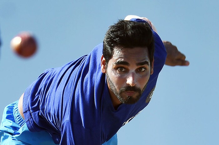 भारतीय संघाचा वेगवान गोलंदाज भुवनेश्वर कुमार आपल्या स्विंगसाठी ओळखला जातो. गेल्या काही वर्षांपासून भुवी एकदिवसीय आणि कसोटी या दोन्ही स्वरूपात खेळत आहे. मात्र, गेल्या 18 महिन्यांपासून दुखापतीमुळे वारंवार संघाबाहेर गेला आहे. 