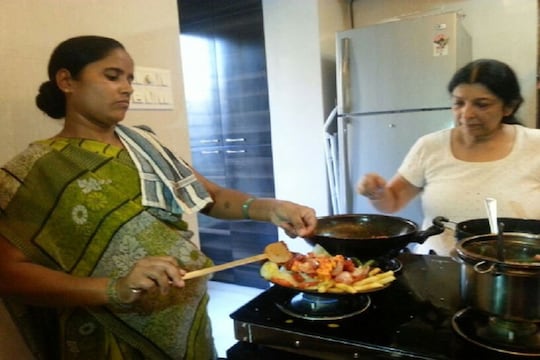 खुशखबर! पुढच्या महिन्यात स्वस्त होऊ शकतं स्वयंपाक करणं आणि कार चालवणं