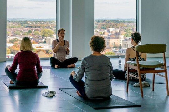 International Yoga Day: ऑफिसमध्ये खुर्चीवर बसूनच करू शकता ही योगासनं, हवी फक्त 5 मिनिटं