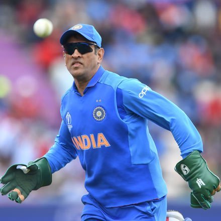 भारतानं ICC World Cupमध्ये दक्षिण आफ्रिकेला नमवत मिशन वर्ल्डकपला सुरुवात केली. दरम्यान या सामन्यात रोहित शर्मानं शतकी खेळी करत सर्वांची मनं जिंकली. पण या सगळ्यात चर्चा झाली ती धोनीच्या ग्लोव्ह्जची. भारताच्या गोलंदाजी दरम्यान यष्टीरक्षण करताना धोनीच्या ग्लोव्ह्जवर एक खास चिन्ह दिसून आले. हे चिन्ह होते, पैरा स्पेशल फोर्सचे. या चिन्हाला बलिदान चिन्हही म्हटले जाते. आतापर्यंत कोणत्या खेळाडूनं लष्काराचे चिन्ह सामन्या दरम्यान वापरले असा प्रकार क्रिकेटच्या इतिहासात आतापर्यंत कधीच घडला नाही. यामुळं धोनीचं कौतुक केलं जात आहे. मात्र आता या प्रकरणावरून वादंग सुरू झाला आहे. भारतानं ICC World Cupमध्ये दक्षिण आफ्रिकेला नमवत मिशन वर्ल्डकपला सुरुवात केली. दरम्यान या सामन्यात रोहित शर्मानं शतकी खेळी करत सर्वांची मनं जिंकली. पण या सगळ्यात चर्चा झाली ती धोनीच्या ग्लोव्ह्जची. भारताच्या गोलंदाजी दरम्यान यष्टीरक्षण करताना धोनीच्या ग्लोव्ह्जवर एक खास चिन्ह दिसून आले. हे चिन्ह होते, पैरा स्पेशल फोर्सचे. या चिन्हाला बलिदान चिन्हही म्हटले जाते. आतापर्यंत कोणत्या खेळाडूनं लष्काराचे चिन्ह सामन्या दरम्यान वापरले असा प्रकार क्रिकेटच्या इतिहासात आतापर्यंत कधीच घडला नाही. यामुळं धोनीचं कौतुक केलं जात आहे. मात्र आता या प्रकरणावरून वादंग सुरू झाला आहे.