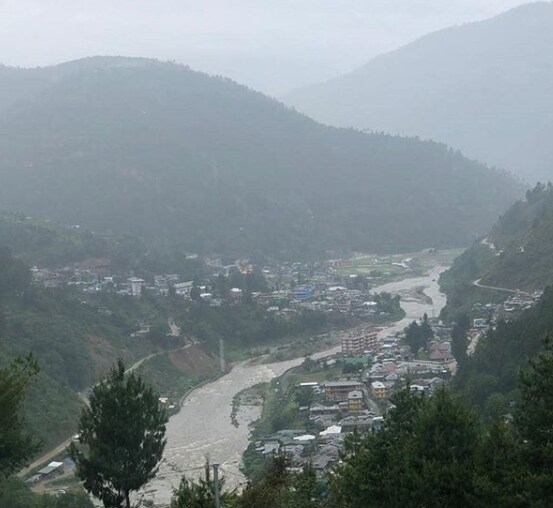 धनश्री इथल्या निसर्गाच्या प्रेमातच पडलीय. निसर्गा तू खूप सुंदर आहेस असं तिनं इन्स्ट्रावर म्हटलंय. धनश्री इथल्या निसर्गाच्या प्रेमातच पडलीय. निसर्गा तू खूप सुंदर आहेस असं तिनं इन्स्ट्रावर म्हटलंय.