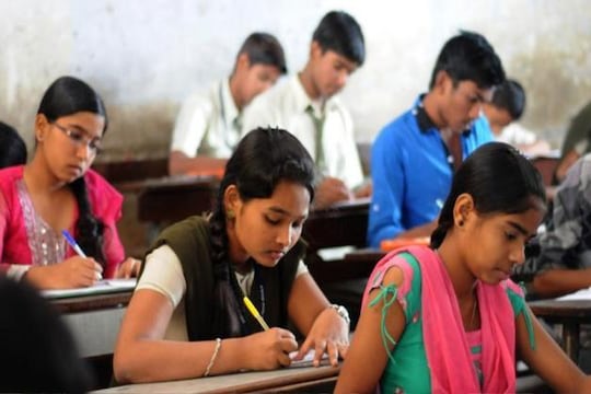 जिद्दीला सलाम! आत्महत्याग्रस्त शेतकऱ्यांच्या पत्नींनी दिली 10ची परीक्षा