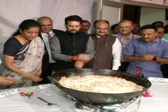 ...म्हणून बजेटपूर्वी निर्मला सीतारमण यांनी बनवला हलवा, हे आहे पारंपरिक कारण