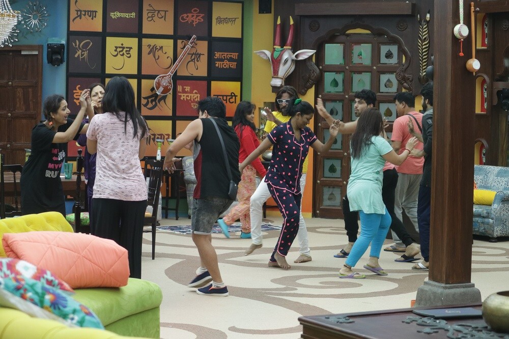 अभिजित बिचुकले यांचे इतर स्पर्धकांशी झालेले वाद, परागचे शिवानी, विणा, अभिजित केळकर यांच्याशी झालेलं भांडण, तसंच शिवानीचं विणा आणि शिवबरोबर झालेलं भांडण असो किंवा पराग आणि वैशालीमध्ये टास्क दरम्यान उडालेली वादाची ठिणगी असो या सगळ्याबद्दल आज महेश मांजरेकर स्पर्धकांशी बोलतील. अभिजित बिचुकले यांचे इतर स्पर्धकांशी झालेले वाद, परागचे शिवानी, विणा, अभिजित केळकर यांच्याशी झालेलं भांडण, तसंच शिवानीचं विणा आणि शिवबरोबर झालेलं भांडण असो किंवा पराग आणि वैशालीमध्ये टास्क दरम्यान उडालेली वादाची ठिणगी असो या सगळ्याबद्दल आज महेश मांजरेकर स्पर्धकांशी बोलतील.