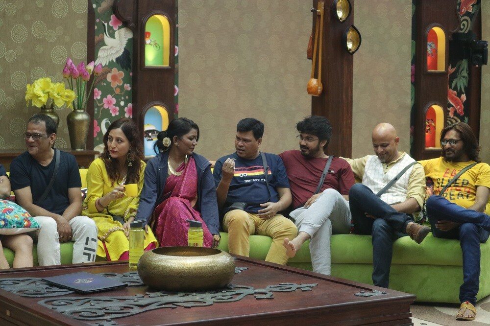 मुंबई, 01 जून- बिग बॉस मराठी सिझन २ च्या सदस्यांनी पहिल्या दिवसापासून घर गाजवलं. त्यांचं भांडण असो किंवा घरामध्ये झालेले टास्क, सगळ्यांनी संपूर्ण महाराष्ट्राची मने जिंकण्यास सुरुवात केली आहे. मुंबई, 01 जून- बिग बॉस मराठी सिझन २ च्या सदस्यांनी पहिल्या दिवसापासून घर गाजवलं. त्यांचं भांडण असो किंवा घरामध्ये झालेले टास्क, सगळ्यांनी संपूर्ण महाराष्ट्राची मने जिंकण्यास सुरुवात केली आहे.