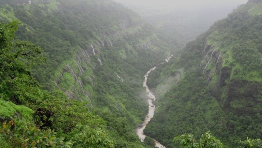 पुणे-मुंबई दरम्यान असलेल्या लोणावळा आणि खंडाळा घाटातलं निसर्ग सौदर्य न्याहाळण्यासाठी दरवर्षी पावसाळ्यात मोठ्या संख्येने पर्यटक येतात. हिरव्यागार डोंगर रांगा, त्यातून वाहणारे धबधबे, डोंगरमाथ्यावर जमा होणारी धुक्याची चादर हा निसर्गाचा नजराणा लोणावळा आणि खंडाळ्यात पाहायला मिळतो. या भागात इतिहासाची सक्ष देणारे गड-किल्लेसुद्धा असल्याने इथला परिसर पर्टकांना नेहमी खुणावतो. पुणे-मुंबई दरम्यान असलेल्या लोणावळा आणि खंडाळा घाटातलं निसर्ग सौदर्य न्याहाळण्यासाठी दरवर्षी पावसाळ्यात मोठ्या संख्येने पर्यटक येतात. हिरव्यागार डोंगर रांगा, त्यातून वाहणारे धबधबे, डोंगरमाथ्यावर जमा होणारी धुक्याची चादर हा निसर्गाचा नजराणा लोणावळा आणि खंडाळ्यात पाहायला मिळतो. या भागात इतिहासाची सक्ष देणारे गड-किल्लेसुद्धा असल्याने इथला परिसर पर्टकांना नेहमी खुणावतो.