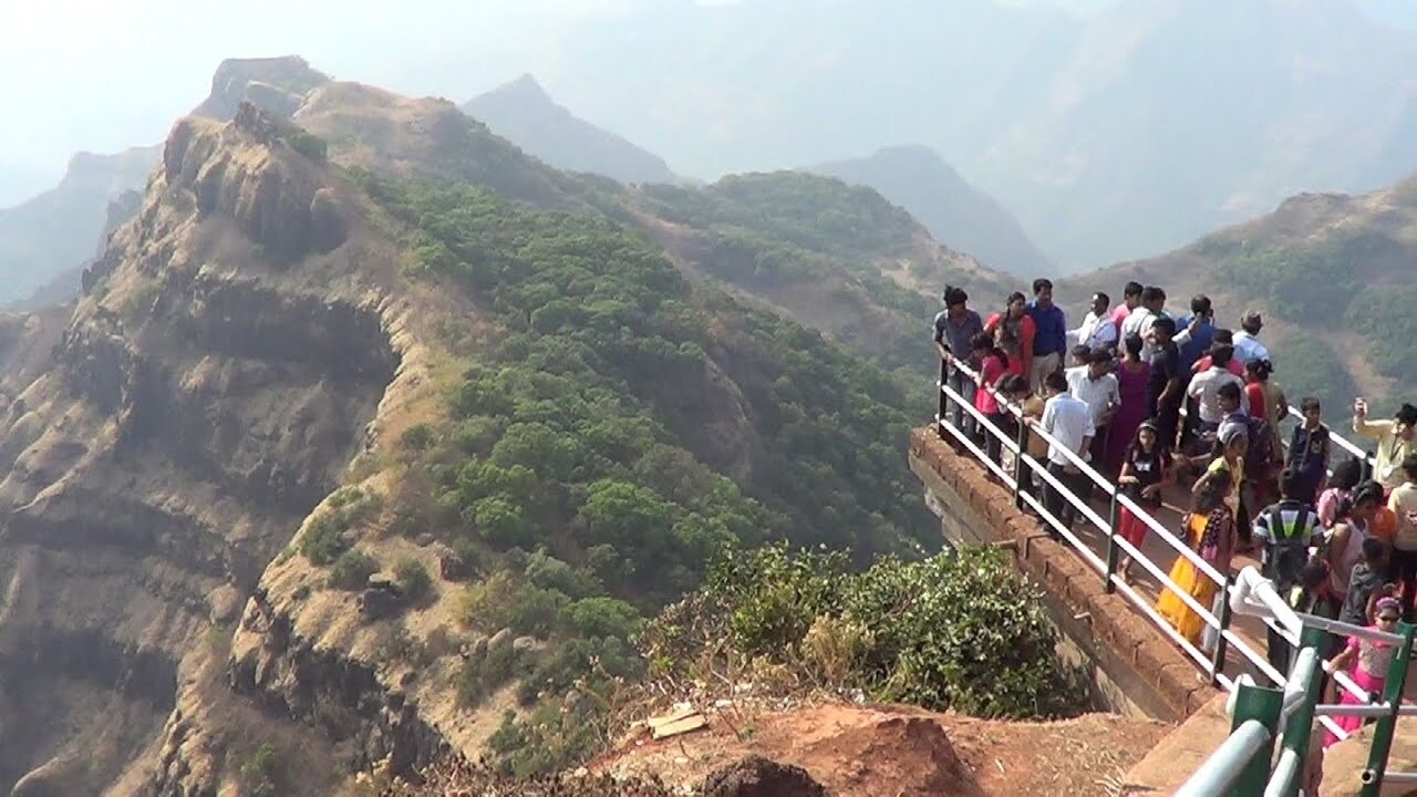 महाराष्ट्राचं मिनी काश्मीर म्हणून साताऱा जिल्ह्यातील महाबळेश्वरची ओळख आहे. येणाऱ्या पर्यटकांना इथला वेण्णा तलाव नेहमीच खुणावत असतो. पावसाळ्यात या तलावात बोटींग करण्याचा सुखद अनुभव येथे घेता येतो. कोयना, कृष्णा, वेण्णा, गोवित्री आणि सावित्री या पाच नद्यांचा उगम याच भागात आहे. महाराष्ट्राचं मिनी काश्मीर म्हणून साताऱा जिल्ह्यातील महाबळेश्वरची ओळख आहे. येणाऱ्या पर्यटकांना इथला वेण्णा तलाव नेहमीच खुणावत असतो. पावसाळ्यात या तलावात बोटींग करण्याचा सुखद अनुभव येथे घेता येतो. कोयना, कृष्णा, वेण्णा, गोवित्री आणि सावित्री या पाच नद्यांचा उगम याच भागात आहे.