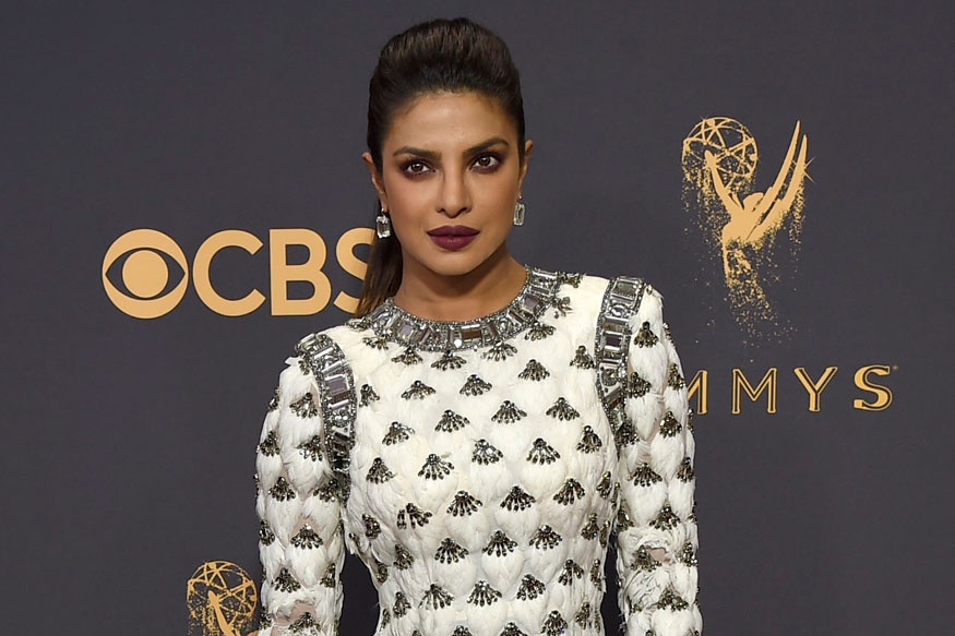 प्रियांका चोप्रा- आपल्या भारत सिनेमाच्या प्रमोशनमध्ये सलमान खान प्रियांकाची शाळा घेताना दिसतोय. आपल्या अनेक मुलाखतींमध्ये सलमानने प्रियांकाबद्दल काही ना काही म्हटलंच आहे. प्रियांकाने भारत सिनेमा सोडून लग्नाला प्राधान्य दिल्याने सलमानला आयत्यावेळी अभिनेत्रीचा शोध घ्यावा लागला. यावर प्रियांकाने कोणतंच उत्तर दिलं नाही.