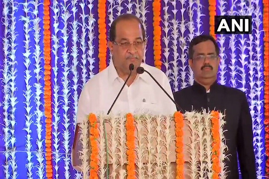 अखेर राज्यमंत्रिमंडळाचा विस्तार पार पडला असून राजभवनाच्या प्रांगणात 13 नवीन चेहऱ्यांनी मंत्रिपदाची शपथ घेतली. राज्यपाल सी विद्यासागर राव यांच्याकडून त्यांना शपथ देण्यात आली. या मंत्रिमंडळ विस्तारात विदर्भाला सर्वाधिक 5 मंत्रिपदे आणि मुंबईला तीन मंत्रिपदं मिळाली आहेत. विशेष म्हणजे उत्तर महाराष्ट्रातून राधाकृष्ण विखे-पाटील यांना मंत्रिपद देण्यात आलं आहे. 1. राधाकृष्ण विखे-पाटील अखेर राज्यमंत्रिमंडळाचा विस्तार पार पडला असून राजभवनाच्या प्रांगणात 13 नवीन चेहऱ्यांनी मंत्रिपदाची शपथ घेतली. राज्यपाल सी विद्यासागर राव यांच्याकडून त्यांना शपथ देण्यात आली. या मंत्रिमंडळ विस्तारात विदर्भाला सर्वाधिक 5 मंत्रिपदे आणि मुंबईला तीन मंत्रिपदं मिळाली आहेत. विशेष म्हणजे उत्तर महाराष्ट्रातून राधाकृष्ण विखे-पाटील यांना मंत्रिपद देण्यात आलं आहे. 1. राधाकृष्ण विखे-पाटील