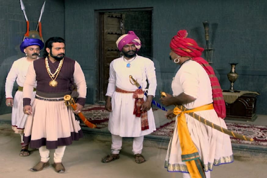 अचानक याचा सुगावा लागतो. संभाजी महाराजांकडे एक अत्तर विकणारा येतो. सुरुवातीला महाराज अत्तर नको म्हणतात. अचानक याचा सुगावा लागतो. संभाजी महाराजांकडे एक अत्तर विकणारा येतो. सुरुवातीला महाराज अत्तर नको म्हणतात.
