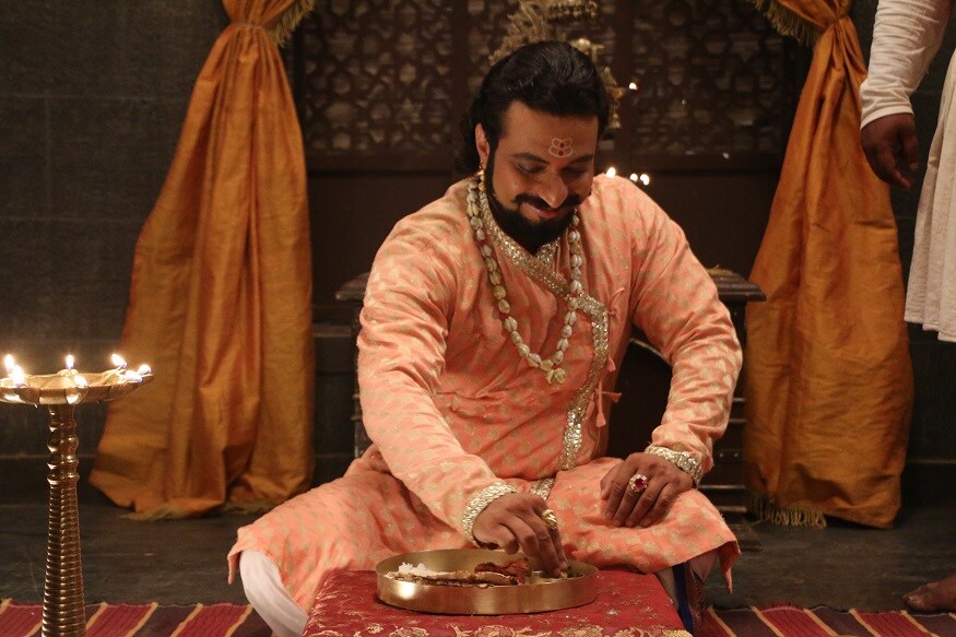 स्वराज्यरक्षक संभाजी मालिकेत सध्या अनेक घडामोडी घडत आहेत. अनाजी पंत सध्या संभाजी महाराजांविरुद्ध कुरघोडी करत आहेत. अनेक संकटांवर मात करत संभाजी महाराज सहीसलामत वाचले. इतक्या सगळ्या ऐतिहासिक घटनांनी प्रेक्षकांना धरून ठेवलं. त्यामुळे या आठवड्यात ही मालिका दुसऱ्या स्थानावर आहे. टीआरपीमध्ये ४६७८ पॉइंट मिळवत ही मालिका साऱ्यांचंच मनोरंजन करत आहे. स्वराज्यरक्षक संभाजी मालिकेत सध्या अनेक घडामोडी घडत आहेत. अनाजी पंत सध्या संभाजी महाराजांविरुद्ध कुरघोडी करत आहेत. अनेक संकटांवर मात करत संभाजी महाराज सहीसलामत वाचले. इतक्या सगळ्या ऐतिहासिक घटनांनी प्रेक्षकांना धरून ठेवलं. त्यामुळे या आठवड्यात ही मालिका दुसऱ्या स्थानावर आहे. टीआरपीमध्ये ४६७८ पॉइंट मिळवत ही मालिका साऱ्यांचंच मनोरंजन करत आहे.