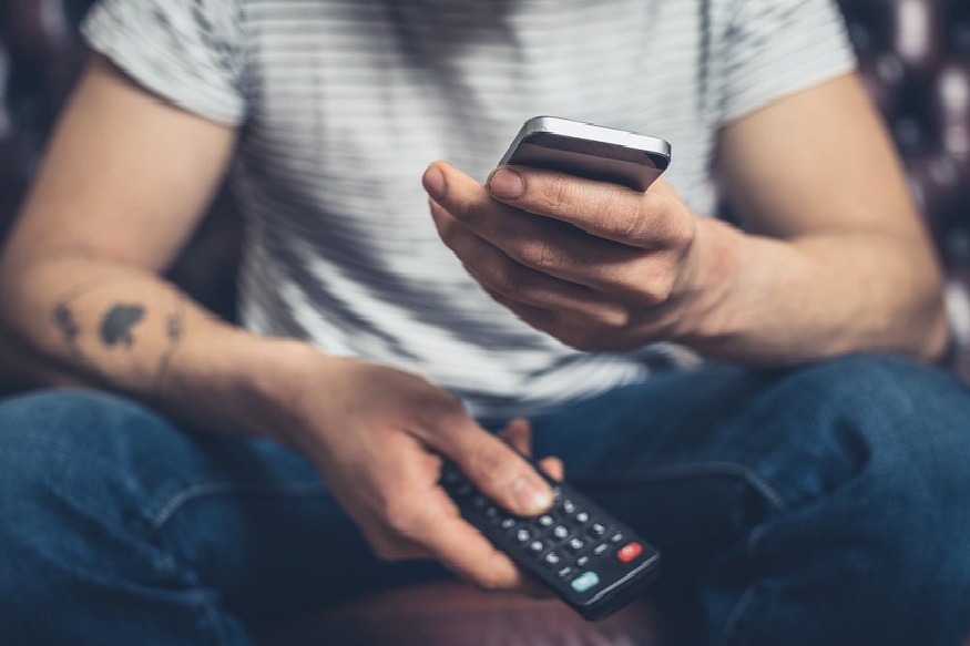 तुम्ही वारंवार तुमचा स्मार्टफोनमध्ये डोकावता का? लगेच सोडा ही सवय, कारण..