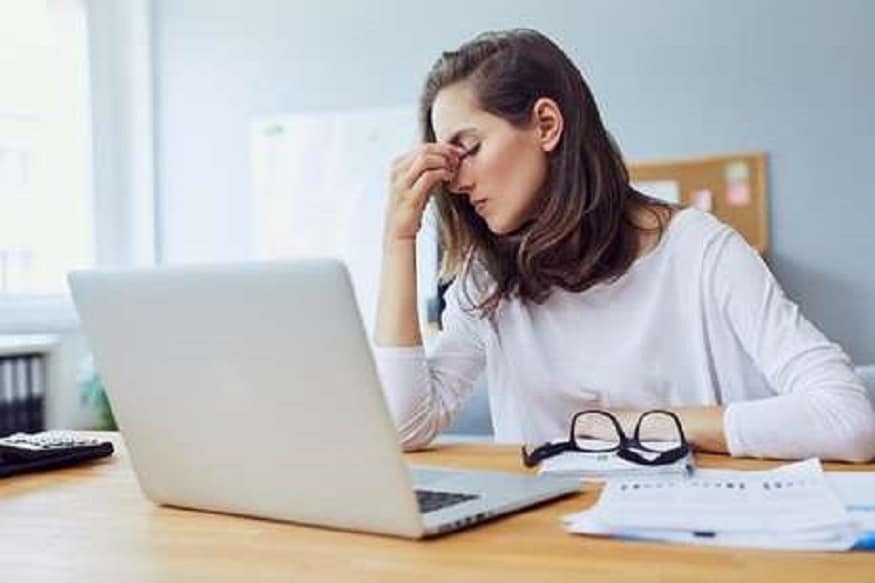 डोळ्यांप्रमाणचे त्वचेसाठीदेखील ही ब्लू लाइट हानिकारक आहे. ज्याप्रमाणे उन्हात त्वचेचं नुकसान होतं, तसंच ब्लू लाइटमुळेही होतं. डोळ्यांप्रमाणचे त्वचेसाठीदेखील ही ब्लू लाइट हानिकारक आहे. ज्याप्रमाणे उन्हात त्वचेचं नुकसान होतं, तसंच ब्लू लाइटमुळेही होतं.