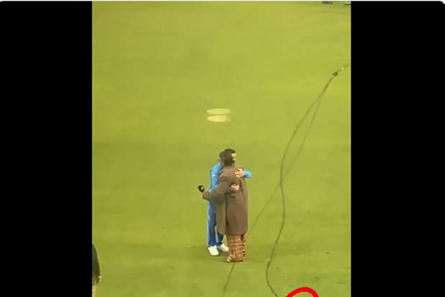 VIDEO: मैदानात रणवीरने विराटला मारली मिठी, दिल्या विजयाच्या अनोख्या शुभेच्छा