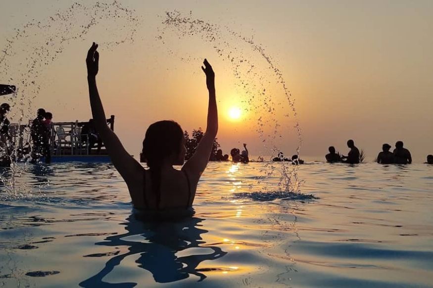 बॉलिवूड अभिनेत्रींच्या व्हेकेशनच्या चर्चा नेहमीच सोशल मीडियावर सुरू असतात. काही दिवसांपासून मलायकाच्या न्यूयॉर्क व्हेकेशनची सर्वत्र चर्चा आहे. मात्र मराठी अभिनेत्रीही आता यात मागे राहिलेल्या नाही. बॉलिवूड अभिनेत्रींच्या व्हेकेशनच्या चर्चा नेहमीच सोशल मीडियावर सुरू असतात. काही दिवसांपासून मलायकाच्या न्यूयॉर्क व्हेकेशनची सर्वत्र चर्चा आहे. मात्र मराठी अभिनेत्रीही आता यात मागे राहिलेल्या नाही.