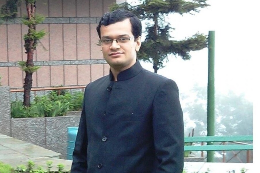 अमृतेश औरंगाबादकर यांचाही या तरुण आयएएस अधिकाऱ्यांमध्ये समावेश आहे. अमृतेश यांनी 2011 मध्ये यूपीएससी परीक्षा उत्तीर्ण केली. त्यांनी देशात 10 वा क्रमांक मिळवला होता. पुण्याचे अमृतेश औरंगाबादकर 2012 च्या गुजरात केडरचे अधिकारी आहेत. सध्या वडोदराचे प्रादेशिक आयुक्त आहेत. 