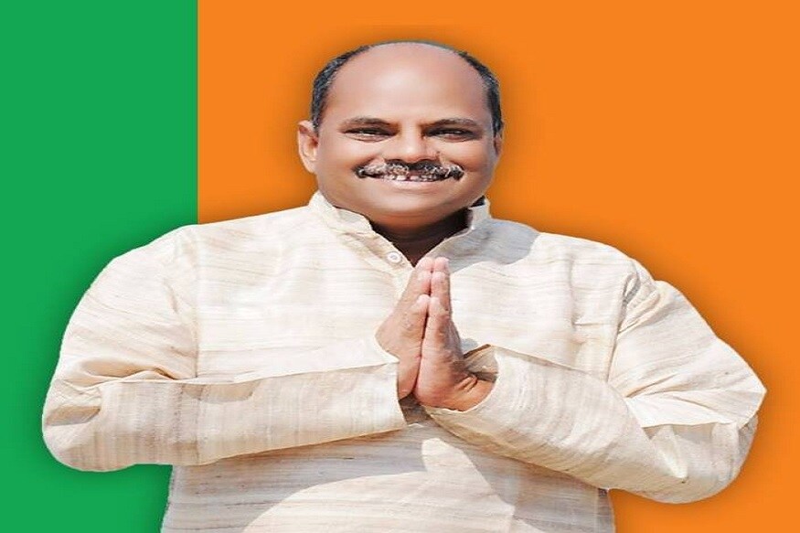 राज्यमंत्रिमंडळाच्या विस्ताराला अखेर रविवारचा मुहूर्त मिळाला आहे.आज एकूण 13 जणांचा शपथविधी संपन्न होईल.<br /> 1. अनिल बोंडे - विदर्भ राज्यमंत्रिमंडळाच्या विस्ताराला अखेर रविवारचा मुहूर्त मिळाला आहे.आज एकूण 13 जणांचा शपथविधी संपन्न होईल.<br /> 1. अनिल बोंडे - विदर्भ