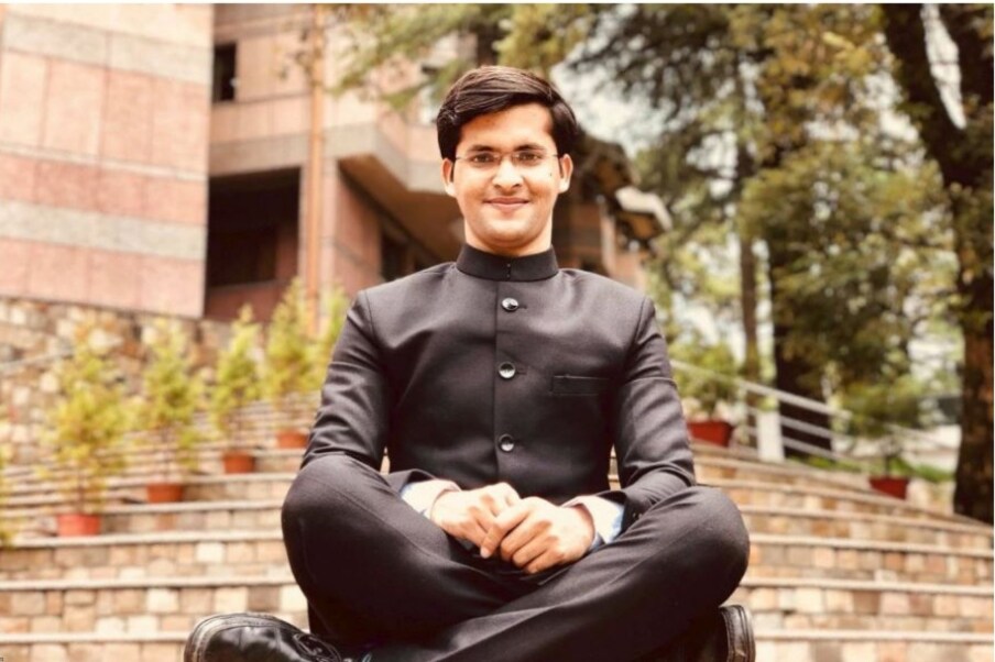 या यादीत पहिलं नाव आहे, 2015 साली आयएएस झालेल्या अन्सार अहम्मद शेखचं. अन्सारचे वडील रिक्षाचालक आहेत. अन्सार सांगतात, 'माझे वडील दिवसाला 100 ते 150 रुपये कमवायचे. अनेक वेळेला रात्रीचं जेवणही करता यायचं नाही. पण आता मात्र मी आयएएस अधिकारी होऊन माझ्या वडिलांचं स्वप्न पूर्ण केलं आहे.' अन्सार शेख हे पश्चिम बंगाल सरकारमध्ये ऑफिसर ऑन स्पेशल ड्युटी या पदावर काम करत आहेत. 