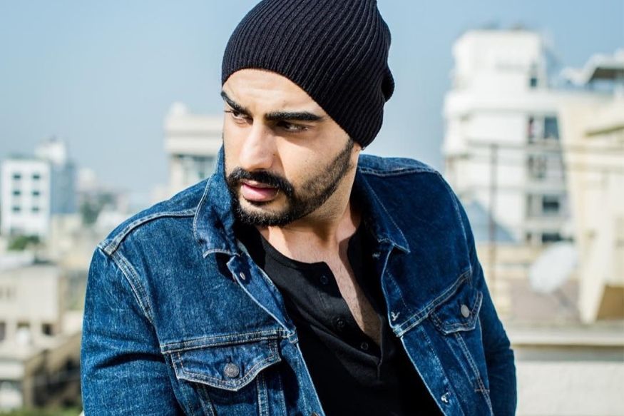 अभिनेता अर्जुन कपूरनं सिने इंडस्ट्रीमध्ये जवळपास 10 वर्षांत स्वताःचा वेगळा चाहतावर्ग निर्माण केला आहे. भलेही त्याचे सर्वच सिनेमा बॉक्स ऑफिसवर दमदार कामगिरी करू शकले नसले त्याच्या अभिनयानं प्रेक्षकांच्या मनात वेगळ स्थान निर्माण केलं आहे. अर्जुन आज 34 वा वाढदिवस साजरा करत आहे. या निमित्तानं जाणून घेऊयात अर्जुनबद्दलच्या काही माहित नसलेल्या गोष्टी... अभिनेता अर्जुन कपूरनं सिने इंडस्ट्रीमध्ये जवळपास 10 वर्षांत स्वताःचा वेगळा चाहतावर्ग निर्माण केला आहे. भलेही त्याचे सर्वच सिनेमा बॉक्स ऑफिसवर दमदार कामगिरी करू शकले नसले त्याच्या अभिनयानं प्रेक्षकांच्या मनात वेगळ स्थान निर्माण केलं आहे. अर्जुन आज 34 वा वाढदिवस साजरा करत आहे. या निमित्तानं जाणून घेऊयात अर्जुनबद्दलच्या काही माहित नसलेल्या गोष्टी...
