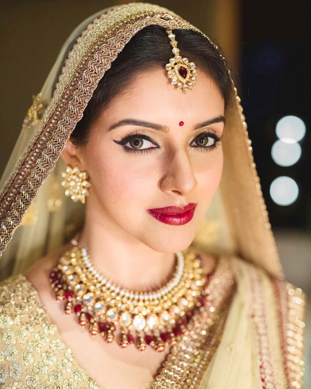 असीन- बॉलिवूड अभिनेत्री असीनचं नावंही धोनीशी जोडलं गेलं होतं. २०१० मध्ये दोघं एका ब्रँडचे एम्बेसेडर होते. या दरम्यान, २०१० मध्ये आयपीएल सामन्यांमध्येही धोनीसोबत आसीनला पाहण्यात आले होते. असीन- बॉलिवूड अभिनेत्री असीनचं नावंही धोनीशी जोडलं गेलं होतं. २०१० मध्ये दोघं एका ब्रँडचे एम्बेसेडर होते. या दरम्यान, २०१० मध्ये आयपीएल सामन्यांमध्येही धोनीसोबत आसीनला पाहण्यात आले होते.