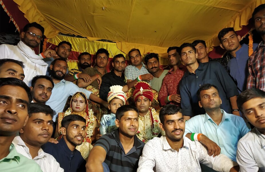 काश्मीरमध्ये दहशतवाद्यांचा खात्मा करताना शहीद झालेले कमांडो ज्योतिप्रकाश निराला यांच्या बहिणीचं हे लग्न अनोखं ठरलं या शहीद जवानाच्या सैनिक दोस्तांनी दाखवलेल्या दिलदारपणामुळे. बिहारच्या रोहतासमध्ये राहणारे ज्योतिप्रकाश निराला भारतीय वायुसेनेत कमांडो होते. वायुदलाच्या गरुड पथकात ते कार्यरत होते. दोन वर्षांपूर्वी - 18 नोव्हेंबर 2017 रोजी जम्मू काश्मीरमध्ये 6 दहशतवाद्यांचा सामना करत असताना ते शहीद झाले. काश्मीरमध्ये दहशतवाद्यांचा खात्मा करताना शहीद झालेले कमांडो ज्योतिप्रकाश निराला यांच्या बहिणीचं हे लग्न अनोखं ठरलं या शहीद जवानाच्या सैनिक दोस्तांनी दाखवलेल्या दिलदारपणामुळे. बिहारच्या रोहतासमध्ये राहणारे ज्योतिप्रकाश निराला भारतीय वायुसेनेत कमांडो होते. वायुदलाच्या गरुड पथकात ते कार्यरत होते. दोन वर्षांपूर्वी - 18 नोव्हेंबर 2017 रोजी जम्मू काश्मीरमध्ये 6 दहशतवाद्यांचा सामना करत असताना ते शहीद झाले.