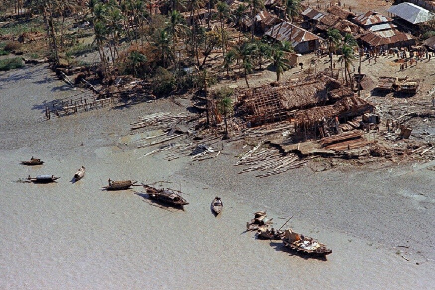 बांग्लादेशमध्ये 1970 मध्ये एक तीव्र स्वरूपातं चक्रीवादळ आलं होतं. त्यावेळी किनारपट्टीवरच्या लोकांमध्ये या वादळाबद्दल काहीच माहीत नव्हतं. हे वादळ 185 किलोमीटर प्रतितास वेगाने आलं आणि किनारपट्टीच्या भागात त्याने हाहा: कार माजवला. त्यावेळी बांग्लादेशचा हा भाग पूर्व पाकिस्तान होता. वादळामुळे इथे 5 लाख लोकांचा मृत्यू ओढवला. बांग्लादेशमध्ये 1970 मध्ये एक तीव्र स्वरूपातं चक्रीवादळ आलं होतं. त्यावेळी किनारपट्टीवरच्या लोकांमध्ये या वादळाबद्दल काहीच माहीत नव्हतं. हे वादळ 185 किलोमीटर प्रतितास वेगाने आलं आणि किनारपट्टीच्या भागात त्याने हाहा: कार माजवला. त्यावेळी बांग्लादेशचा हा भाग पूर्व पाकिस्तान होता. वादळामुळे इथे 5 लाख लोकांचा मृत्यू ओढवला.