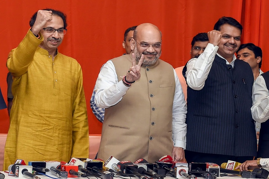 Mumbai: BJP President Amit Shah flanked by Shiv Sena President Uddhav Thackeray and Maharashtra Chief Minister Devendra Fadnavis during the announcement of an alliance between Shiv Sena and BJP for Lok Sabha and Assembly polls, in Mumbai, Monday, Feb 18, 2019. (PTI Photo/Shirish Shete) (PTI2_18_2019_000238B)