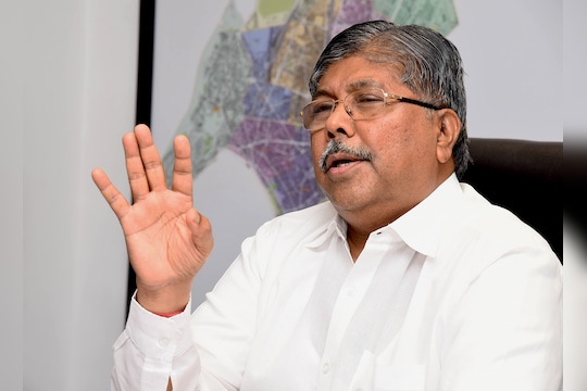 भाजपचे प्रदेशाध्यक्ष चंद्रकांत पाटील यांच्या नावाने पैशांची मागणी, डॉक्टरलाच दिली धमकी