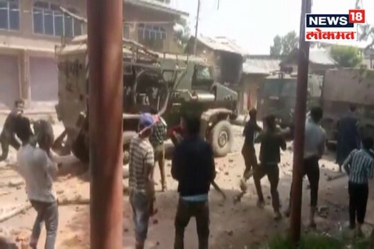 VIDEO: धक्कादायक! कुलगाम परिसरात जवानांच्या गाडीवर तुफान दगडफेक
