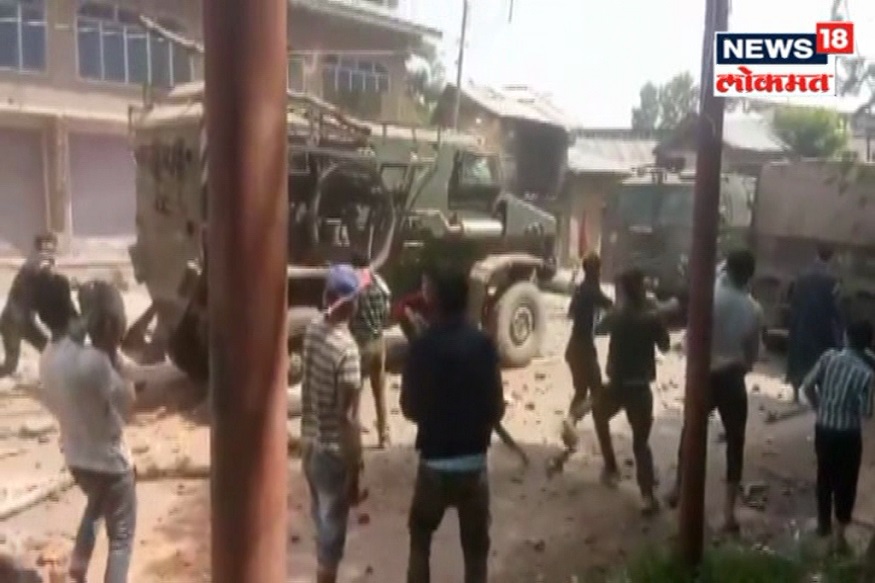 VIDEO: धक्कादायक! कुलगाम परिसरात जवानांच्या गाडीवर तुफान दगडफेक